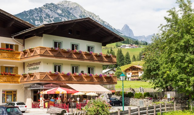 Haus Rettenbacher im Sommer, im Hintergrund der Rötelstein