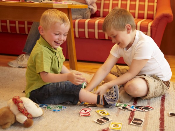 Kinder beim Spielen im Appartement