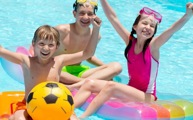Kinder haben Spaß beim Schwimmen im Erlebnispark Filzmoos